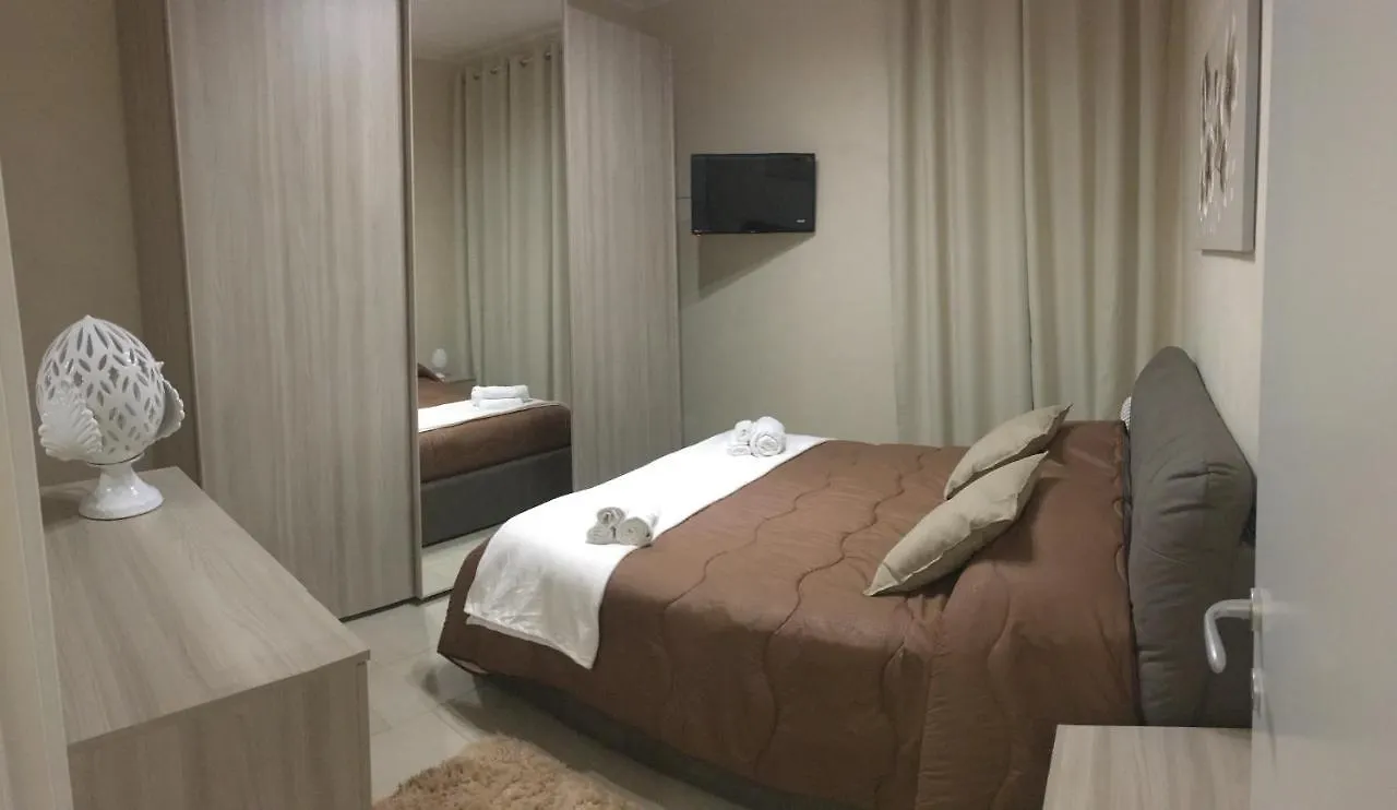 Holiday House Katane Aeroporto di Catania Fontana Rossa 0*,  Italia